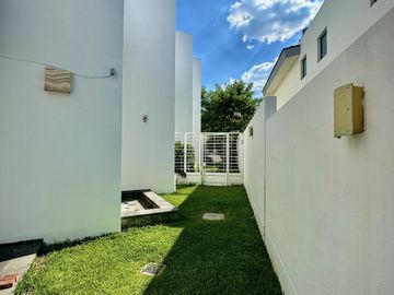 Moderna Casa en Fraccionamiento Puerta de Hierro Dentro de Coto