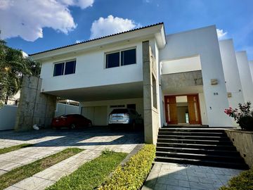 Moderna Casa en Fraccionamiento Puerta de Hierro Dentro de Coto