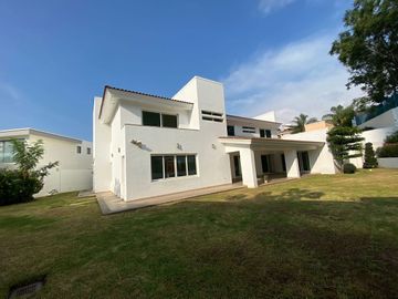 Moderna Casa en Fraccionamiento Puerta de Hierro Dentro de Coto