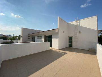 Moderna Casa en Fraccionamiento Puerta de Hierro Dentro de Coto