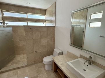 Moderna Casa en Fraccionamiento Puerta de Hierro Dentro de Coto