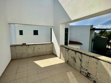 Moderna Casa en Fraccionamiento Puerta de Hierro Dentro de Coto
