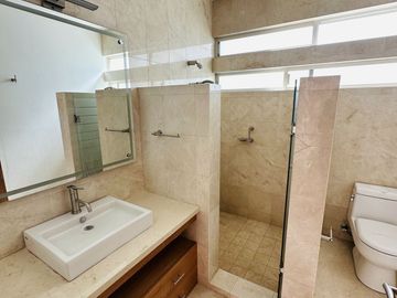 Moderna Casa en Fraccionamiento Puerta de Hierro Dentro de Coto