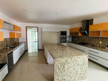 Moderna Casa en Fraccionamiento Puerta de Hierro Dentro de Coto