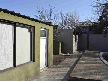 Venta Casa 4 Amb con Jardin y Pileta Luis Guillon