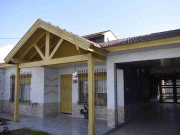 Venta Casa 4 Amb con Jardin y Pileta Luis Guillon
