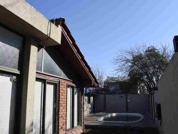 Venta Casa 4 Amb con Jardin y Pileta Luis Guillon