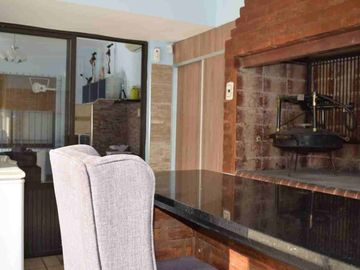 Venta Casa 4 Amb con Jardin y Pileta Luis Guillon