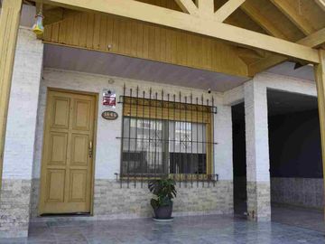 Venta Casa 4 Amb con Jardin y Pileta Luis Guillon