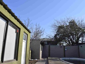 Venta Casa 4 Amb con Jardin y Pileta Luis Guillon