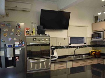 Venta Casa 4 Amb con Jardin y Pileta Luis Guillon