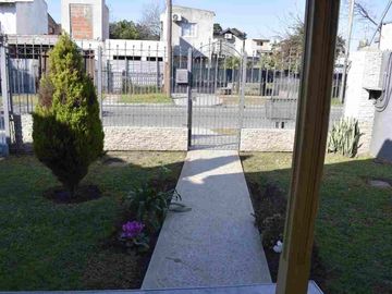 Venta Casa 4 Amb con Jardin y Pileta Luis Guillon