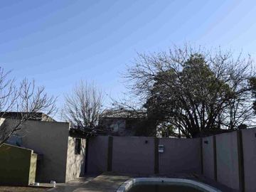 Venta Casa 4 Amb con Jardin y Pileta Luis Guillon
