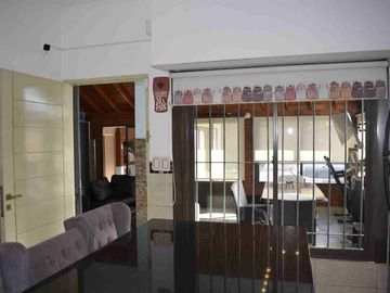 Venta Casa 4 Amb con Jardin y Pileta Luis Guillon