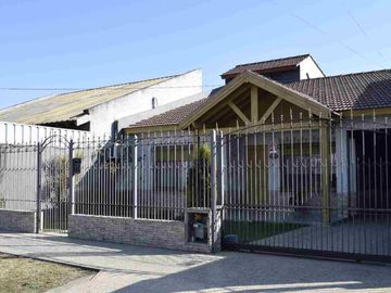 Venta Casa 4 Amb con Jardin y Pileta Luis Guillon