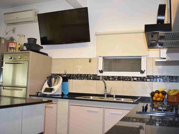 Venta Casa 4 Amb con Jardin y Pileta Luis Guillon