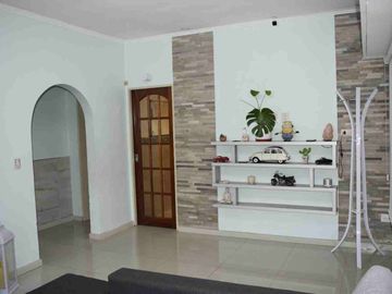 Venta Casa 4 Amb con Jardin y Pileta Luis Guillon