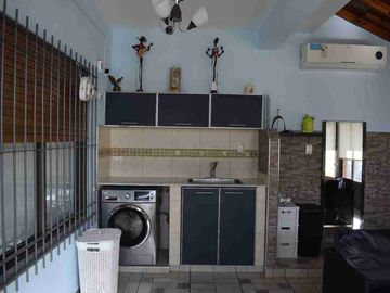 Venta Casa 4 Amb con Jardin y Pileta Luis Guillon