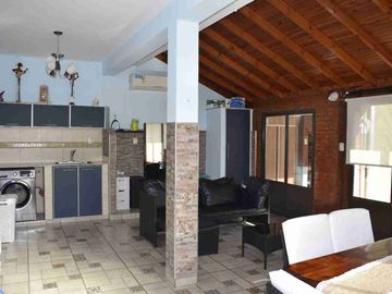 Venta Casa 4 Amb con Jardin y Pileta Luis Guillon