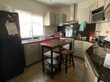 Residencia al norte de la ciudad frente a parque