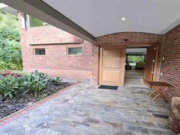 CASA EN VENTA UBICADA EN EL POBLADO SECTOR ALTOS DEL POBLADO
