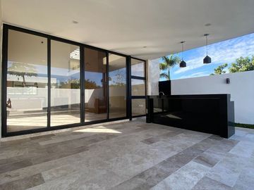 Venta de casa en esquina con 4 habitaciones en Privada NorteMérida