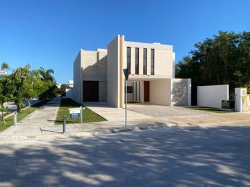 Venta de casa en esquina con 4 habitaciones en Privada NorteMérida