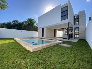 Venta de casa en esquina con 4 habitaciones en Privada NorteMérida