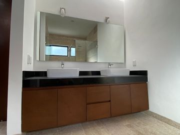 Venta de casa en esquina con 4 habitaciones en Privada NorteMérida