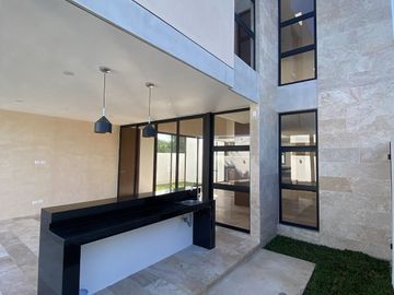 Venta de casa en esquina con 4 habitaciones en Privada NorteMérida