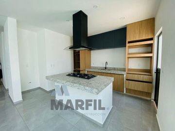 Venta de Casa de 4 Recámaras, 1 en planta baja, al Norte de Villa de Álvarez