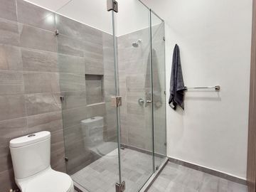 Venta de Casa de 3 Recámaras en Coto Privado con Alberca en Colima Centro