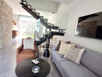 Venta de Casa de 3 Recámaras en Coto Privado con Alberca en Colima Centro