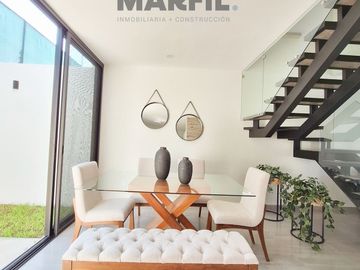 Venta de Casa de 3 Recámaras en Coto Privado con Alberca en Colima Centro