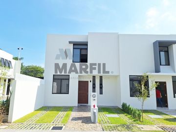 Venta de Casa de 3 Recámaras en Coto Privado con Alberca en Colima Centro