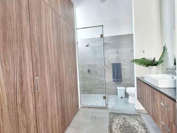 Venta de Casa de 3 Recámaras en Coto Privado con Alberca en Colima Centro