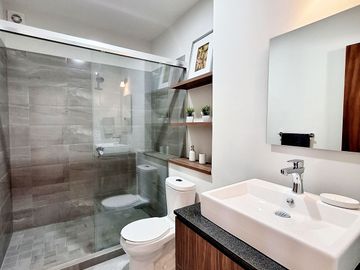 Venta de Casa de 3 Recámaras en Coto Privado con Alberca en Colima Centro