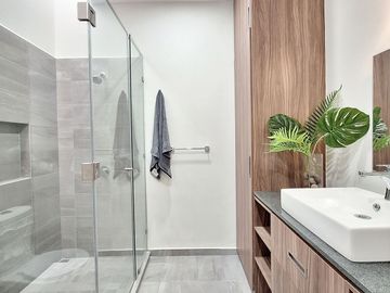 Venta de Casa de 3 Recámaras en Coto Privado con Alberca en Colima Centro