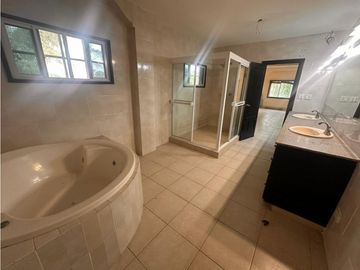 VENTA DE CASA EN ALBROOK, PRECIO NEGOCIABLE