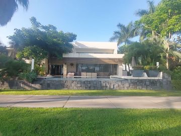 Casa en Fraccionamiento en Paraíso Country Club Emiliano Zapata - LLR-139-Fr