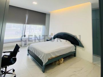 Venta Casa con Piscina en Isla Mocolí, Samborondón