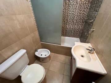 VENTA DE DEPARTAMENTO 2 AMBIENTES EN PLENO CENTRO DE MONTE GRANDE - CON COCHERA