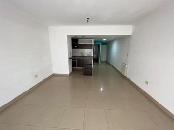 VENTA DE DEPARTAMENTO 2 AMBIENTES EN PLENO CENTRO DE MONTE GRANDE - CON COCHERA