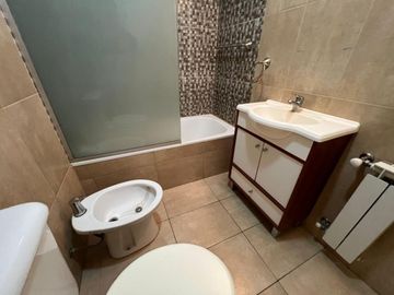 VENTA DE DEPARTAMENTO 2 AMBIENTES EN PLENO CENTRO DE MONTE GRANDE - CON COCHERA