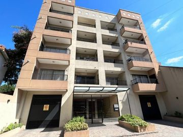 VENTA DE DEPARTAMENTO 2 AMBIENTES EN PLENO CENTRO DE MONTE GRANDE - CON COCHERA