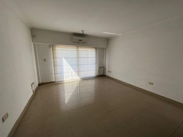VENTA DE DEPARTAMENTO 2 AMBIENTES EN PLENO CENTRO DE MONTE GRANDE - CON COCHERA