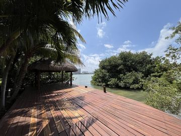 Casa en Venta y Renta en Zona Hotelera