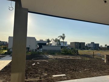 CASA EN VENTA  5 Amb -  LAGOS DE CANNING 1 - CANNING