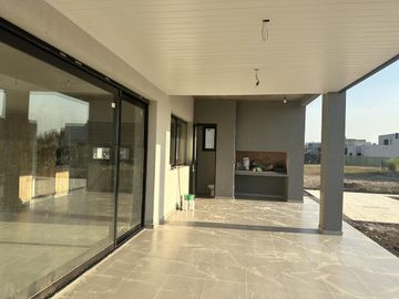CASA EN VENTA  5 Amb -  LAGOS DE CANNING 1 - CANNING
