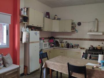 VENTA AMPLIA CASA 3 DORMITORIOS. COCHERA. PATIOS. ARROYITO